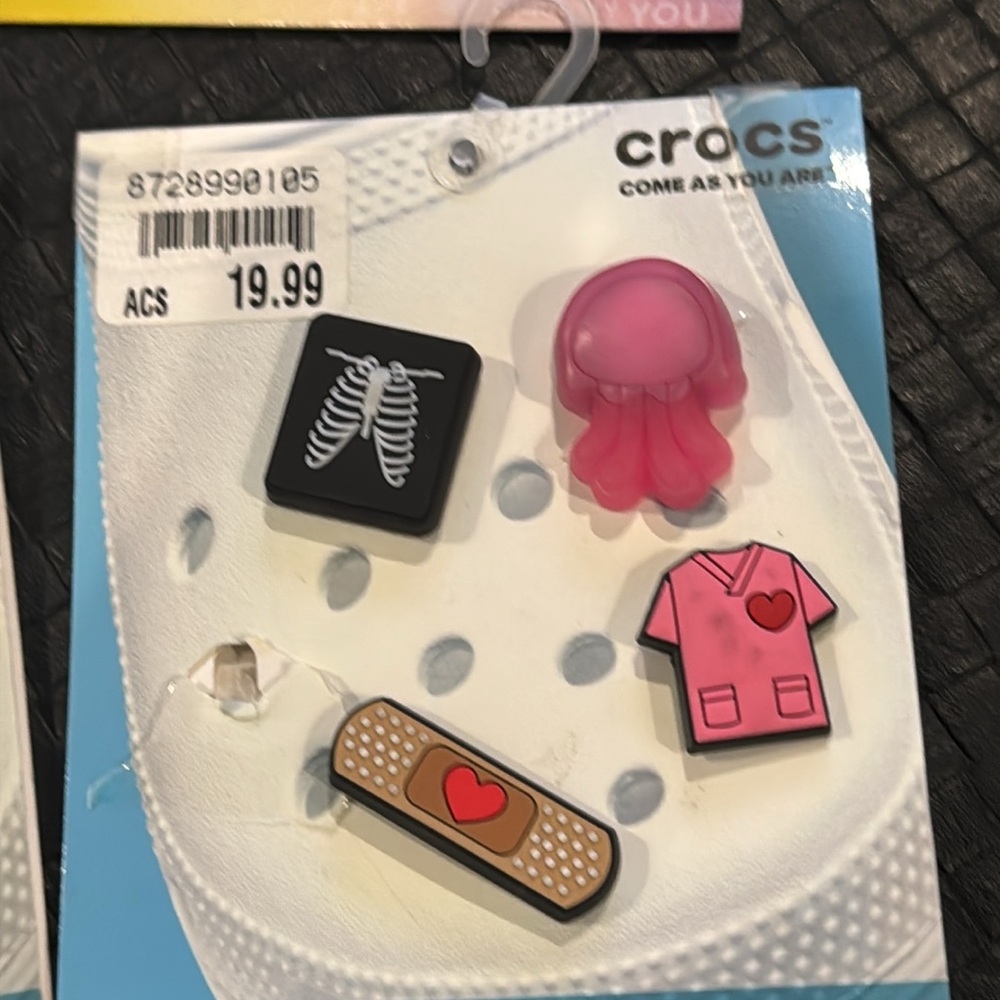 New authentic Crocs jibbits lot of 24 variety display - Picture 8 of 8
